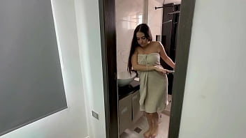 culona-latina-hermanastra-me-pide-que-me-quede-en-casa-para-que-le-meta-mi-enorme-pene-por-su-estrecho-coo--hasta-darle-toda-mi-rica-leche