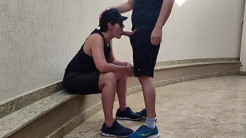 sapato-machinho-teve-que-dar-a-buceta-e-chupar-pau-pela-primeira-vez-por-no-ter-dinheiro-para-pagar-uma-aposta-que-fez