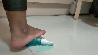 stomping-trampling-crushing-feet-soles-foot-foot-fetish-toe-foot-slave