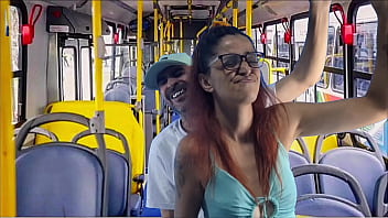 jovem-estudante-encoxada-e-fodida-no-nibus-em-pblico
