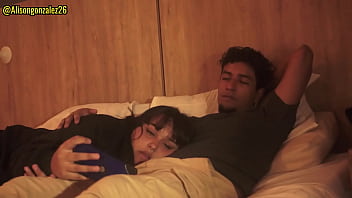 mirando-netflix-con-mi-hermanastra-pero-no-pude-evitar-meter-mi-pene-en-su-boca-casi-nos-descubren