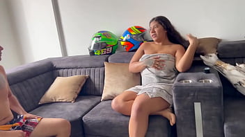le-quito-la-toalla-a-la-puta-de-mi-hermanastra-y-me-aprovecho-para-chuparle-sus-ricas-tetas