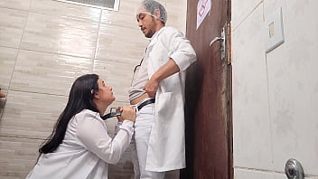 enfermeira-gostosa-vai-ao-banheiro-do-hospital-com-mdico