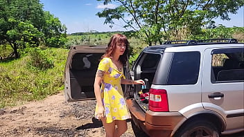 casal-vai-acampanhar-no-hallowen-e-sua-esposa-acaba-sendo-fodida-pelo-canibal