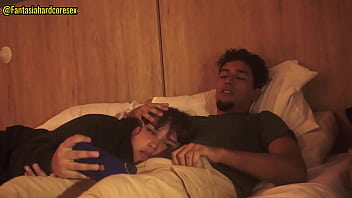 viendo-una-pelicula-con-mi-mejor-amiga-y-le-meti-el-pene-en-la-boca-antes-de-que-nos-descubran