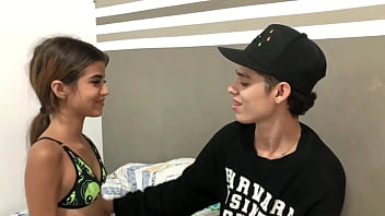 besos-calientes-y-lamidas-de-tetas-para-una-pequea-chica-historia-completa
