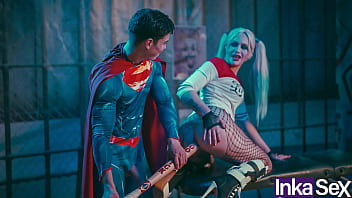 superman-introduce-el-bate-de-harley-quinn-por-el-ano-para-salvar-el-mundo