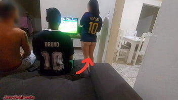 tive-que-fazer-sexo-com-amigo-do-meu-marido-por-causa-de-uma-aposta-mas-fiquei-com-teso-e-acabei-fazendo-dp-com-os-dois