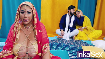 chudai--madrastra-india-tetona-se-folla-al-novio-de-su-hijastra-y-le-dejan-el-coo-lleno-de-leche