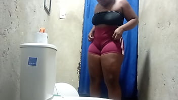 camara-amateur-en-el-bao-de-la-sirvienta