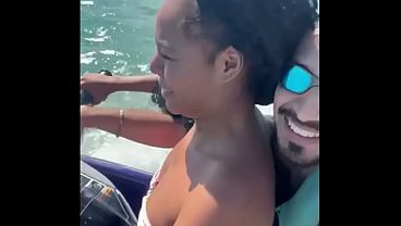 novinha-safada-deixou-marido-na-areia-e-fudeu-com-o-instrutor-no-jetski