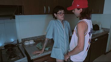 la-chica-de-limpieza-es-una-puta-total