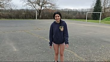 vecina-cachonda-est-lista-para-hacer-cualquier-cosa-en-el-bosque