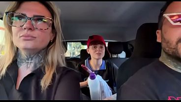 encontrei-llimpadora-de-vidro-no-farol--e-chamei-para-ser-ator-porno-e-foder-gostoso-dentro-do-nosso-carro-no-meio-da-rua-fiz-ficar-toda-molhadinha-e-lambusou-todo-nosso-banco-do-carro