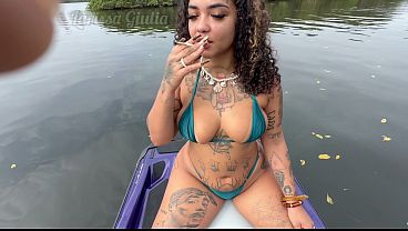 gostosa-faz-putaria-com-amante-no-jetski-essa-safada-adora-uma-piroca-preta--completo-no-red