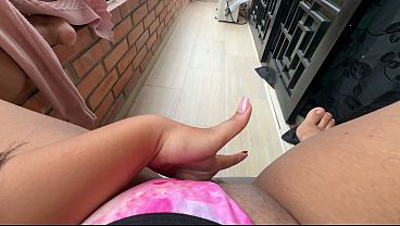 anoche-estaba-paseandome-en-calzones-por-el-balcon-y-vi-a-mi-vecino-mirando-para-aca-asi-que-decidi-masturbarme-esta-maana-a-ver-si-salia-y-se-animaba-a-venir-me-puse-bien-caliente-de-imaginar