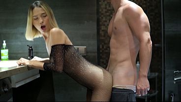 im-having-sex-with-a-hot-blonde-in-a-restaurant-restroom-it-looks-like-it-was-caught-on-security-cameras
