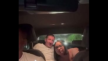 corno-pagou-a-mais-pro-motorista-da-uber-foder-o-cuzinho-da-esposa-gostosa-sem-camisinha-motorista-gozou-dentro
