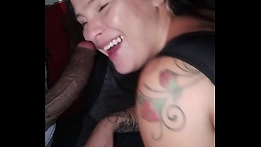 ruiva-casada-chupa-e-da-a-buceta-pra-desconhecidos-na-cadeira-erotica-da-balada