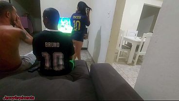 tive-que-fazer-sexo-com-amigo-do-meu-marido-por-causa-de-uma-aposta-mas-fiquei-com-teso-e-acabei-fazendo-dp-com-os-dois