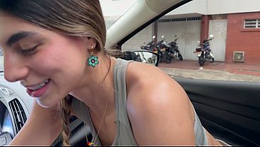 la-mejor-amiga-de-mi-novia-es-demasiado-caliente-y-me-la-termino-cogiendo-en-el-carro