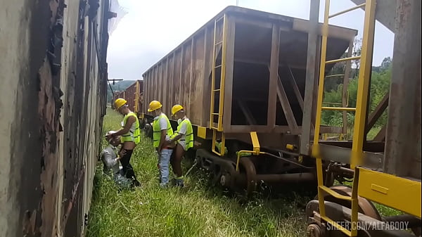 os-operrios-pegaram-pesado-hoje-no-trabalho-chamaram-o-amigo-para-uma-orgia-na-hora-do-almoo-e-a-sobremesa-foi-com-muito-leite-no-rabo-e-no-meio-dos-trilhos-e-vages-dos-trens-part-i--teaser-