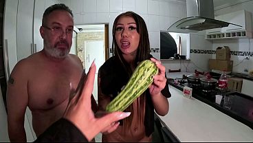 acabou-em-muita-putaria-e-anal-na-cozinha-com-as-novinhas