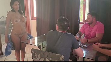 meu-marido-apostou-que-eu-no-tinha-coragem-de-dar-para-os-amigos-dele--ganhei-a-aposta