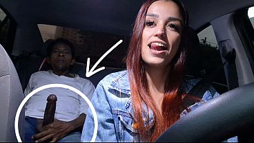 safada-motorista-de-aplicativo-flagra-passageiro-dotado-se-masturbando-por-trs