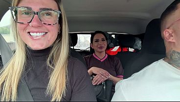 chamei-a-tia-da-creche-pra-foder-com-ns-gostoso-at-gozar-em-todo-nosso-carro--e-mela-a-buceta-dela-tida-de-gozo