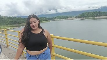 chica-abandonada-por-su-novio-es-auxiliada-y-follada-por-un-extrao