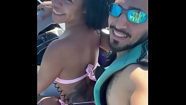 pov-novinha-safada-deixou-marido-na-areia-e-fudeu-com-o-instrutor-no-jetski-com-todo-mundo-olhando