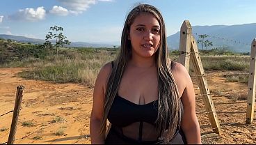 rubia-tetona-se-folla-a-campesino-al-aire-libre