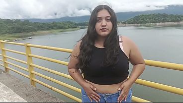 chica-abandonada-por-su-novio-es-auxliada-y-follada-por-un-extrao