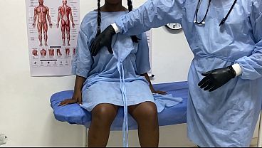 va-a-doctor-para-cambiarse-las-protesis-y-el-doctor-le-mete-la-polla