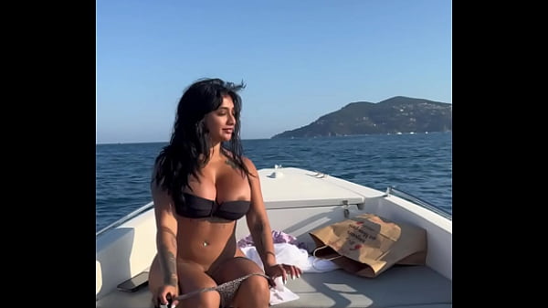 sexo-en-barco-me-llevo-al-centro-del-mar-y-se-corri-en-mi-culo-yasmina-khan