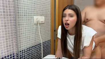chica-de-universidad-pagando-la-renta-este-mes-a-su-casero-de-48-aos