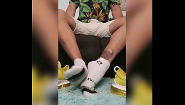 latiacuteshow-his-feet-and-socks