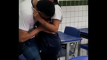 peguei-a-minha-amiga-gatinha-gostosa-novinha-de-18-anos-do-3-ano-do-ensino-medeio-e-transamos-na-sala-de-aula-em-fortaleza