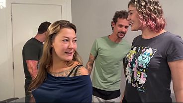 chamamos-nossos-vizinhos-pra-uma-pizza-e-terminou-em-troca-de-casal-muito-sexo-e-pegacao