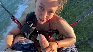 dei-a-buceta-voando-de-parapente